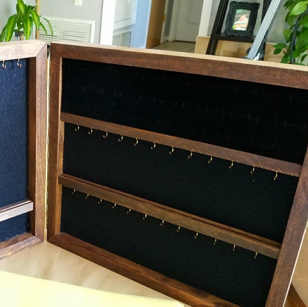 ♦♦SOLD ♦♦Jewelry display case